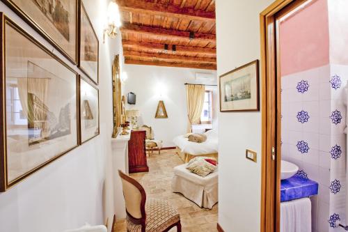 a room with a bathroom and a bedroom at B&B Il Marchese Del Grillo in Sulmona