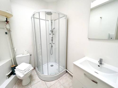 uma casa de banho com um chuveiro, um WC e um lavatório. em Key-s Meaux/Maciet 5/centre/Disney em Meaux