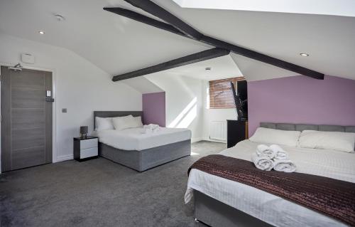 a large bedroom with two beds and a couch at The Ashcroft Apartments Free Parking in Manchester