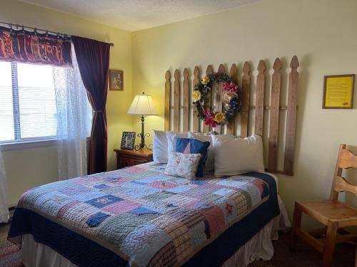 ein Schlafzimmer mit einem großen Bett und einem Fenster in der Unterkunft Yellow Rose in Tucumcari