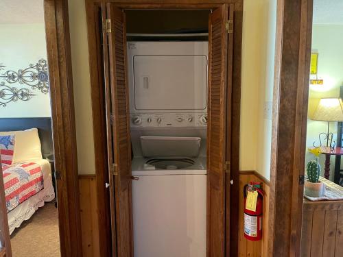 eine Küche mit Waschmaschine und Trockner im Zimmer in der Unterkunft Yellow Rose in Tucumcari