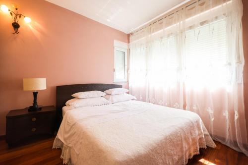 Un pat sau paturi într-o cameră la Holiday Home Cvita