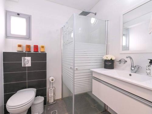 a bathroom with a toilet and a sink and a shower at פנטהאוז רפאל - פנטהאוז עם 3 חדרי שינה ומרפסת - יש מקלט בקרבת המקום in Bet Sheʼan