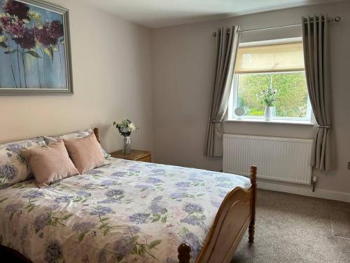 - une chambre avec un lit et une fenêtre dans l'établissement The Old Stables - a gem surrounded by mountains!, à Caernarfon