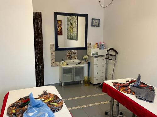 une salle de bains avec deux tables et des assiettes de nourriture dans l'établissement Hotel Michelangelo, à Bucarest