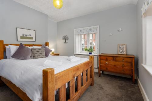 Ένα ή περισσότερα κρεβάτια σε δωμάτιο στο Air Host and Stay - Anfield cottage, 2 bedroom 2 bathroom