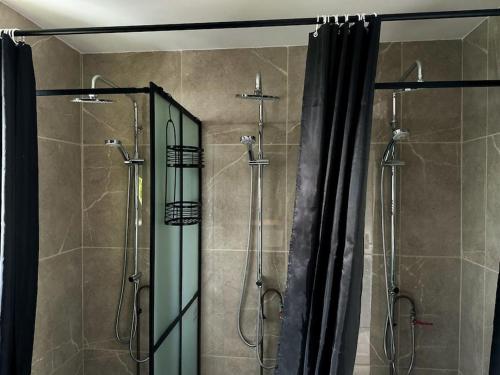 a bathroom with a shower with a glass door at L'Indépendance - Cottage - Château Le Bas Bleu in Quesnoy-le-Montant