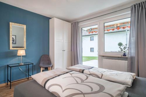 1 Schlafzimmer mit 2 Betten und einem Fenster in der Unterkunft Fewo Hotz am Golfclub Lindau 2a in Lindau