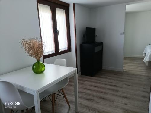 a white table and chairs in a room with a window at VuT Dalia in Avila