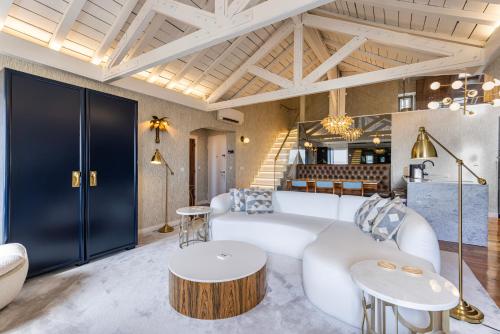 Luxury Duplex W/ River View by LovelyStay
