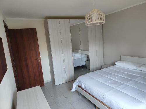 - une chambre avec un grand lit blanc et un miroir dans l'établissement A Casa Di Elena, à Colleferro