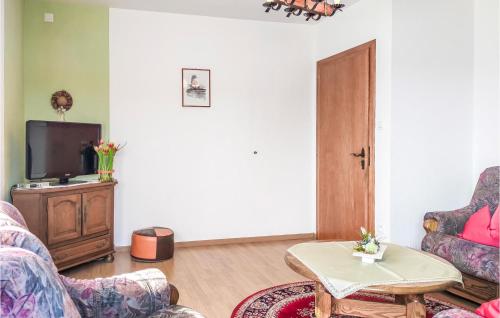 TV a/nebo společenská místnost v ubytování 2 Bedroom Awesome Home In Burg-Reuland