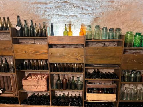 - une chambre avec de nombreux types de bouteilles de vin dans l'établissement COSY POTET, à Dijon