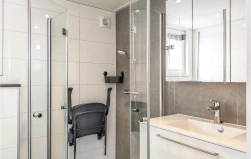 La salle de bains est pourvue d'une douche et d'un lavabo. dans l'établissement Awesome Home In De Heen With Wifi, à De Heen