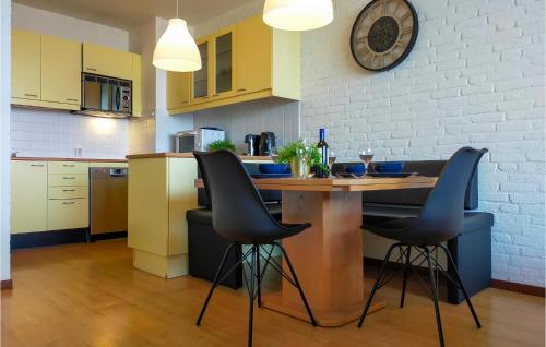 Una cocina o cocineta en Stunning Home In Bruinisse
