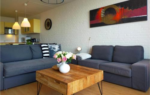 Un lugar para sentarse en Stunning Home In Bruinisse