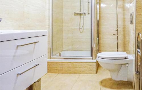 a bathroom with a shower and a toilet and a sink at Cozy Home In Debki With Kitchen in Dębki