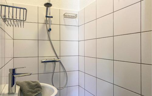 ein Bad mit einer Dusche und einem Waschbecken in der Unterkunft Gorgeous Home In Loon Op Zand With Wifi in Loon op Zand