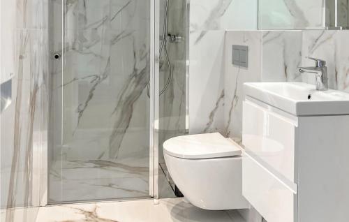 y baño con ducha, aseo y lavamanos. en Stunning Apartment In Stegna With Wifi en Stegna