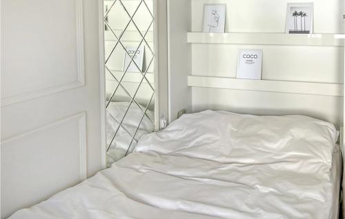 una cama blanca sentada junto a una puerta en Stunning Apartment In Stegna With Wifi en Stegna