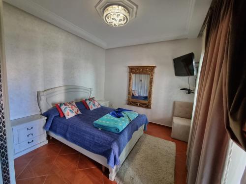 - une petite chambre avec un lit et un miroir dans l'établissement Appartement Residence Paradise A, à Tanger