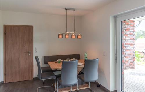 a dining room with a table and chairs at Beautiful Home In Bleckede With Wifi in Bleckede