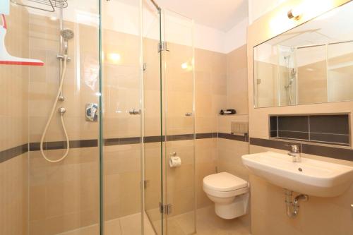La salle de bains est pourvue d'une douche, de toilettes et d'un lavabo. dans l'établissement Haus-Sarah-03, à Westerland