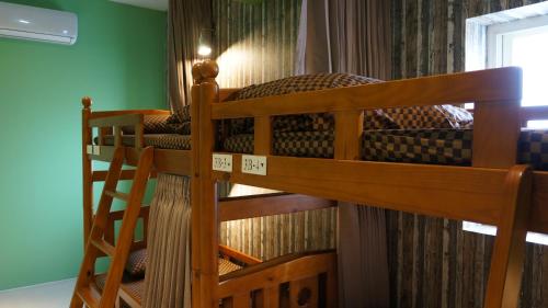 Palanda nebo palandy na pokoji v ubytování Lovely Bean Hostel