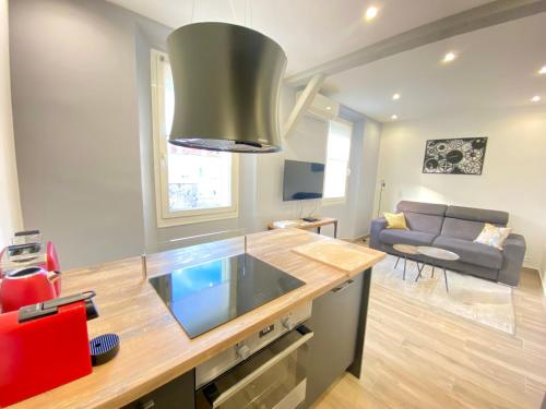 une cuisine avec un comptoir et un salon dans l'établissement Le Florian By SCLS Locations, à Cannes