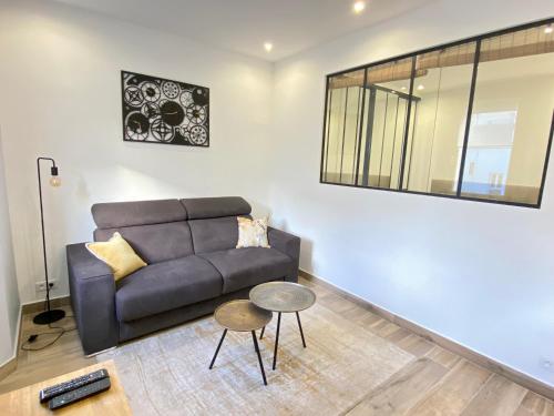 sala de estar con sofá y mesa en Le Florian By SCLS Locations, en Cannes