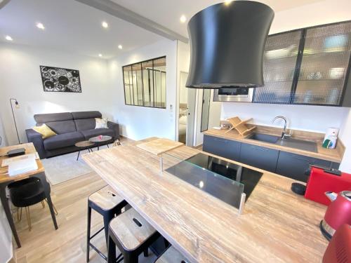 cocina y sala de estar con encimera grande en Le Florian By SCLS Locations, en Cannes