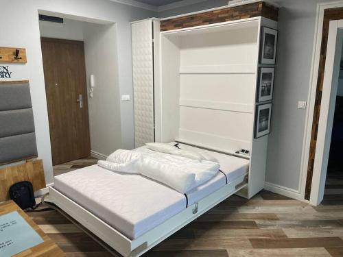 białe łóżko w pokoju z: w obiekcie Apartament 23 - komfortowy i przestronny. w mieście Zegrze Południowe