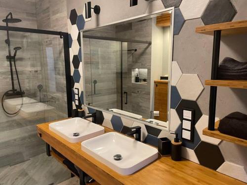 een badkamer met een wastafel en een spiegel bij Apartament 23 - komfortowy i przestronny. in Zegrze Południowe