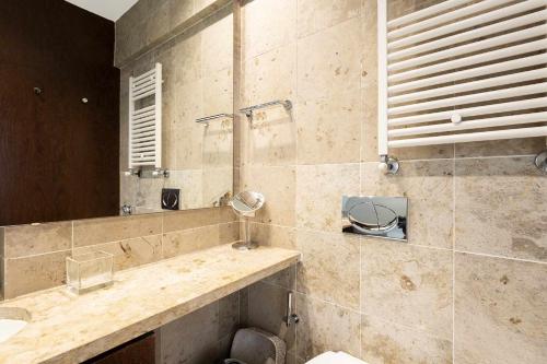 een badkamer met een wastafel en een spiegel bij Italian Design Apartment in Príncipe Real in Lissabon