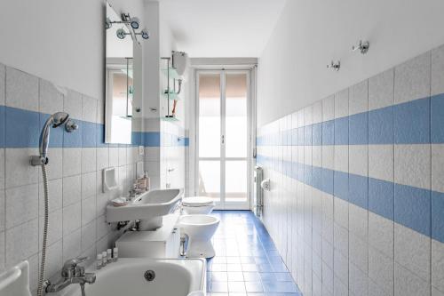 Florence Modern & Bright Apartment! في فلورنسا: حمام مع حوض ومرحاض ومرآة