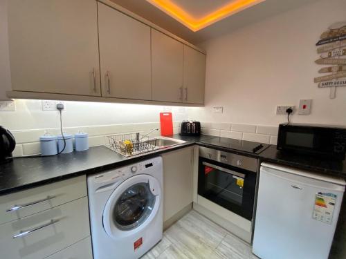 Η κουζίνα ή μικρή κουζίνα στο Kennedy House by Blackpool Service Apartments