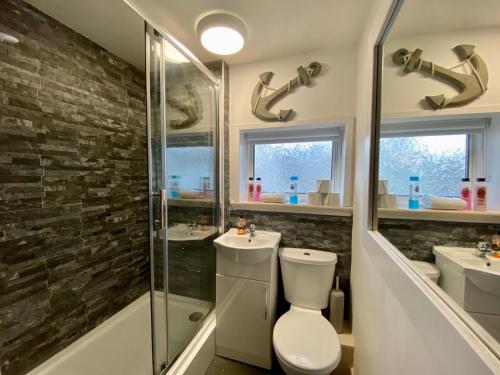 Ένα μπάνιο στο Kennedy House by Blackpool Service Apartments