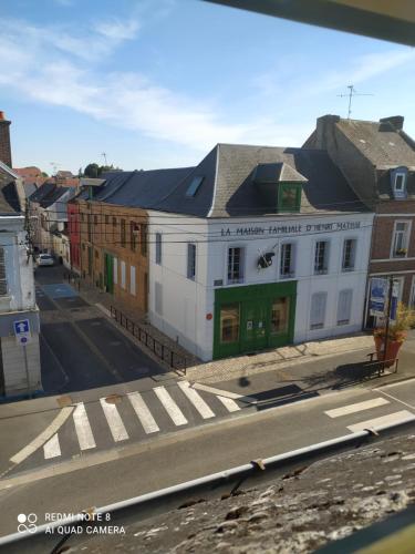 Vistas a una calle con un edificio blanco en Le Cosy 