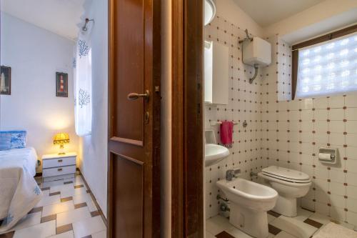 アルゲーロにあるResidence Capo Caccia Algheroのバスルーム(トイレ、洗面台付)