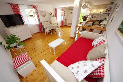 a living room with a couch and a table at Bay House Rosohotnica in Vrboska