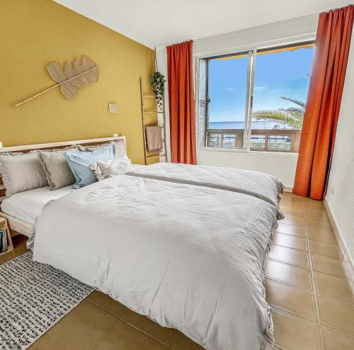 Postel nebo postele na pokoji v ubytování Beach Apartment with Stunning Ocean Views