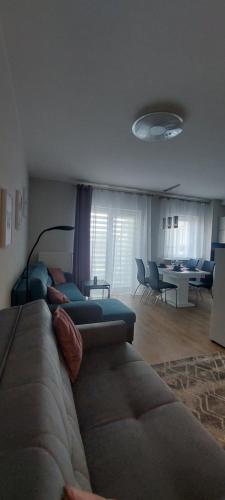 un soggiorno con divano e tavolo di Sweet Home Legionów Apartment a Łódź