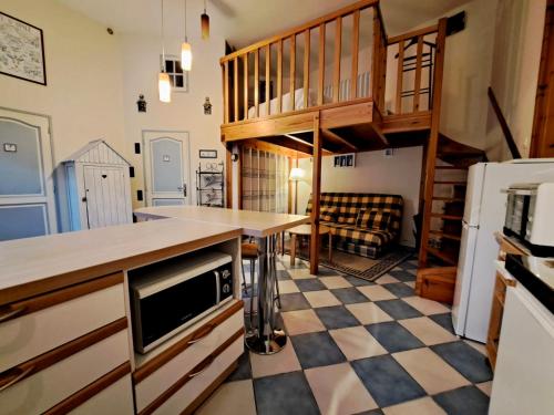 - une cuisine avec un sol en damier dans l'établissement Petite Maison de plage, à Boulogne-sur-Mer