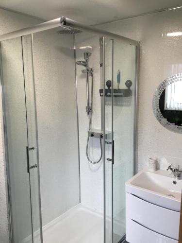 W łazience znajduje się prysznic i umywalka. w obiekcie 88 southshore holiday village w mieście Bridlington
