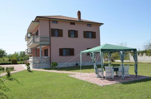 uma casa com um gazebo num quintal em LeoHouse 