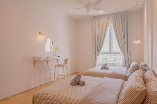 1 dormitorio con 2 camas, mesa y ventana en NEW! Spacious French Verdi 10pax 3BR WonderfulView, en Cyberjaya