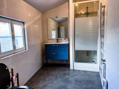 a bathroom with a blue sink and a shower at Key-s Meaux/Atypique/Centre-ville/Gare in Meaux