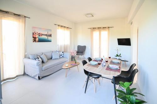 uma sala de estar com um sofá e uma mesa em Villas Thalia em Zakynthos Town