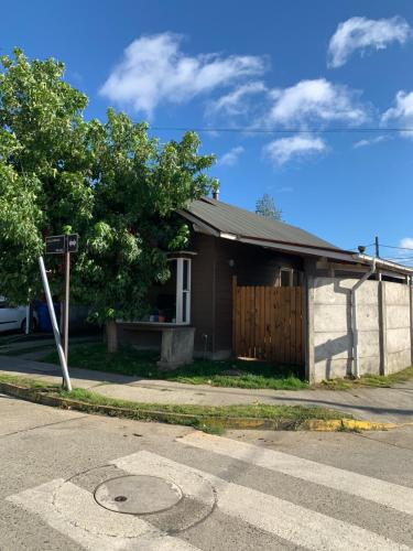 a small house on the side of a street at Casa de la Ribera Rengo in Valdivia