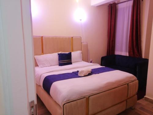 um quarto com uma cama com um chapéu em Nash Issah Homes-1BedRoom em Nakuru